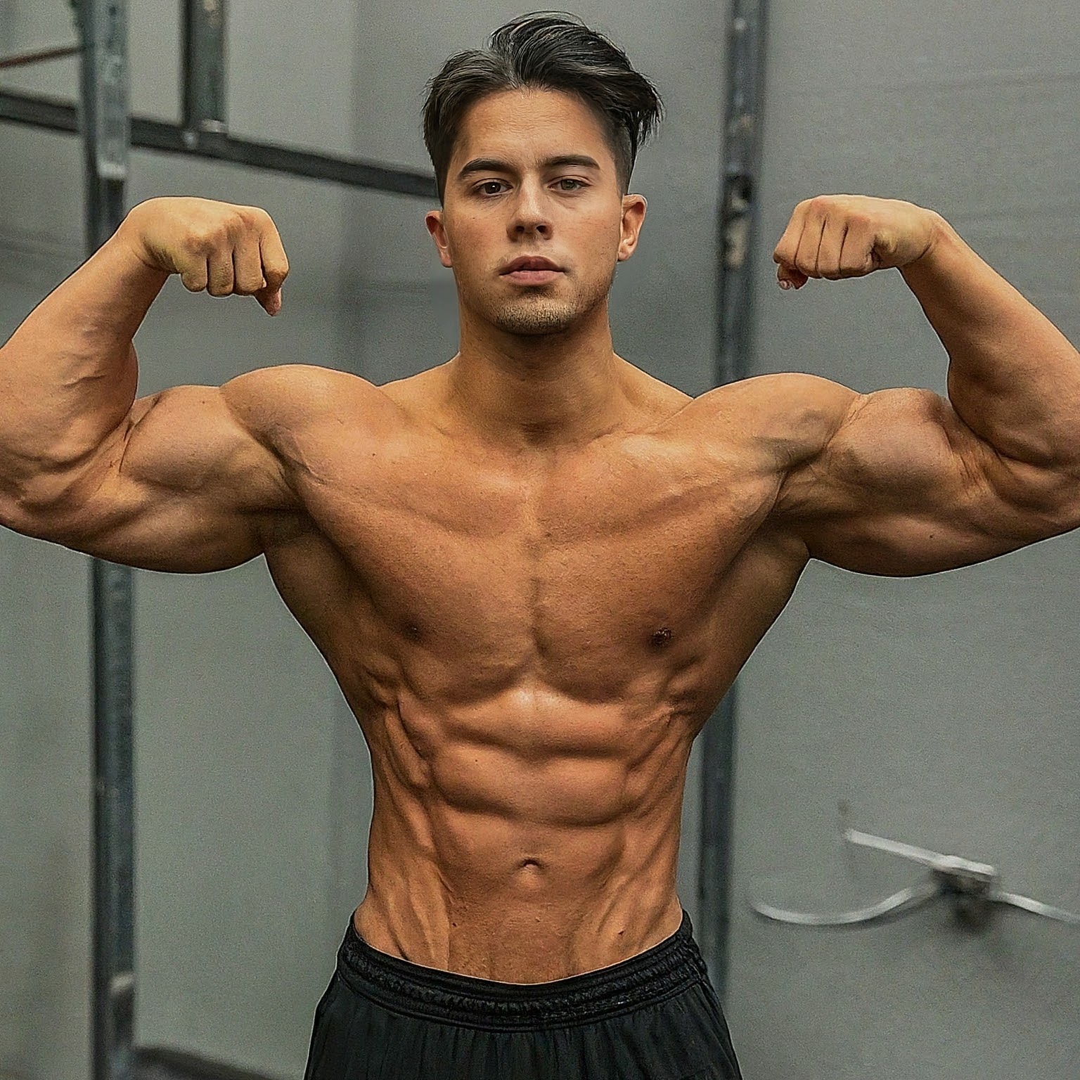 A bodybuilder shows at the gym vs home workout, which brings faster results